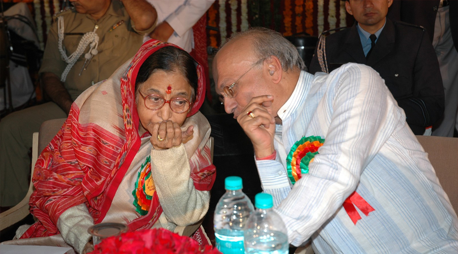 Chairman, Mr. Nirmal Kumar Sethia Discussing something with Her Excellency Mrs. Pratibha Patil on Stage during the programme