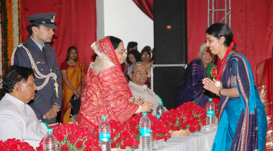 Her Excellency Mrs. Pratibha Patil presenting Gold Medal to Mrs. Monika Vyas