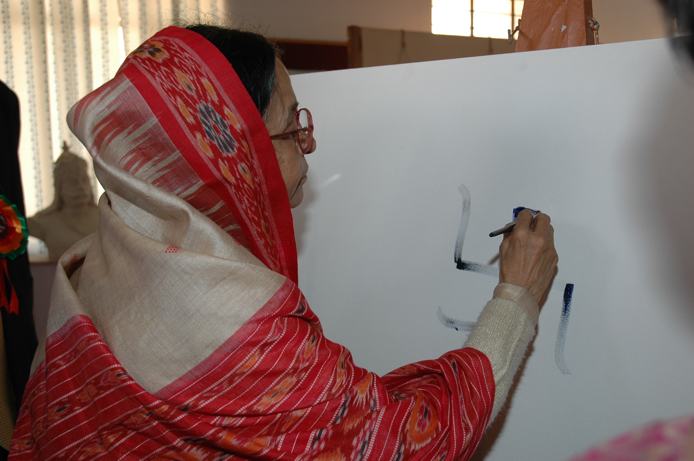 Her Excellency Mrs. Pratibha Patil Drawing Something